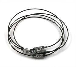 Armbånd af wire med nylon. Sort. 22 cm